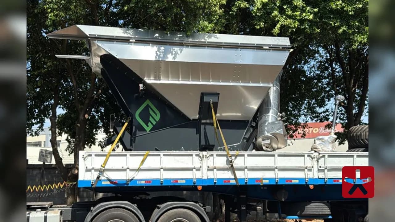 Cinco indivíduos tentaram transferir uma graneleira de um caminhão para outro veículo