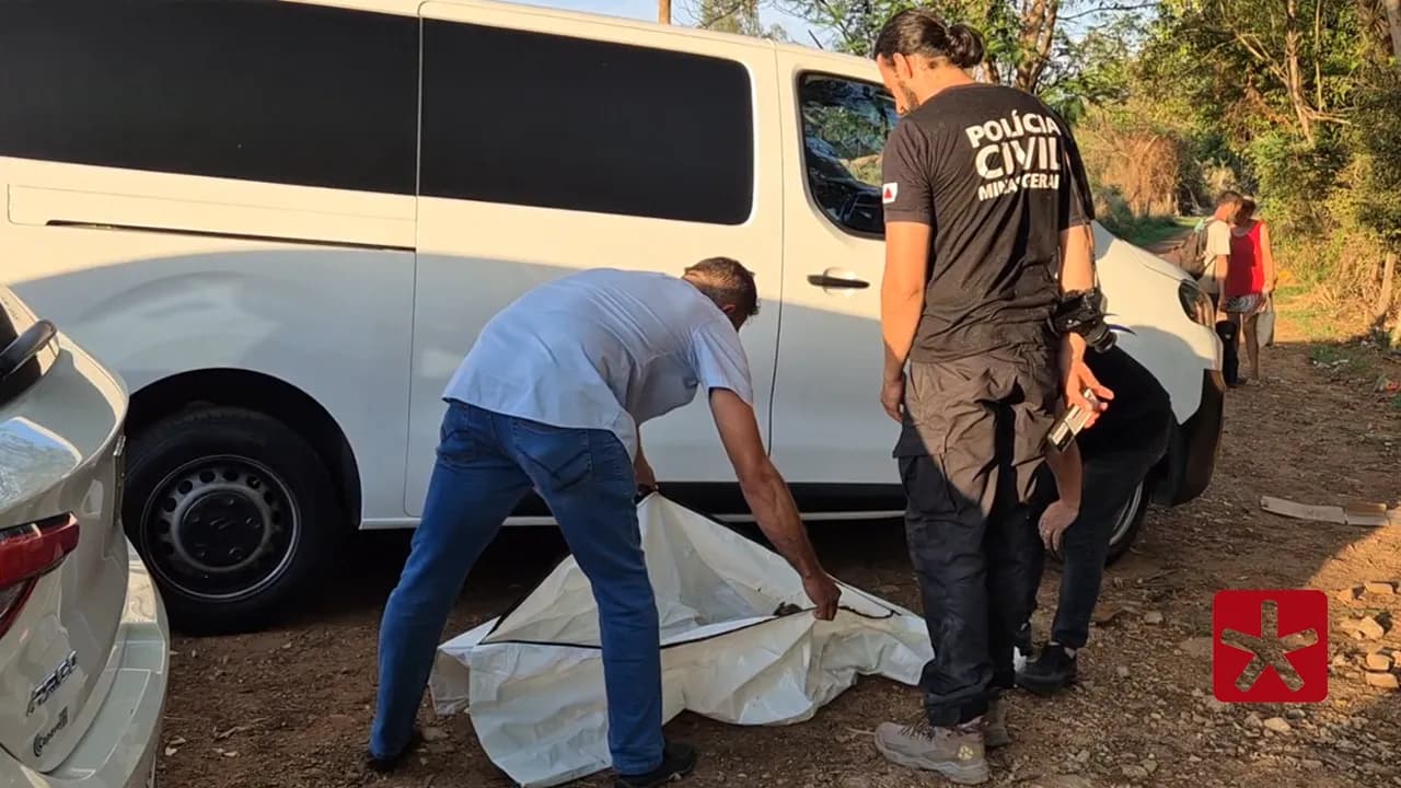 Homem mergulhou para procurar material reciclável, mas encontrou saco com crânios